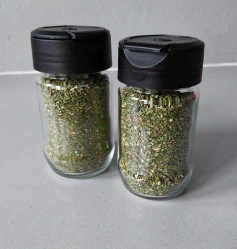 2 kruidenpotjes met zelfgemaakte Griekse kruiden.