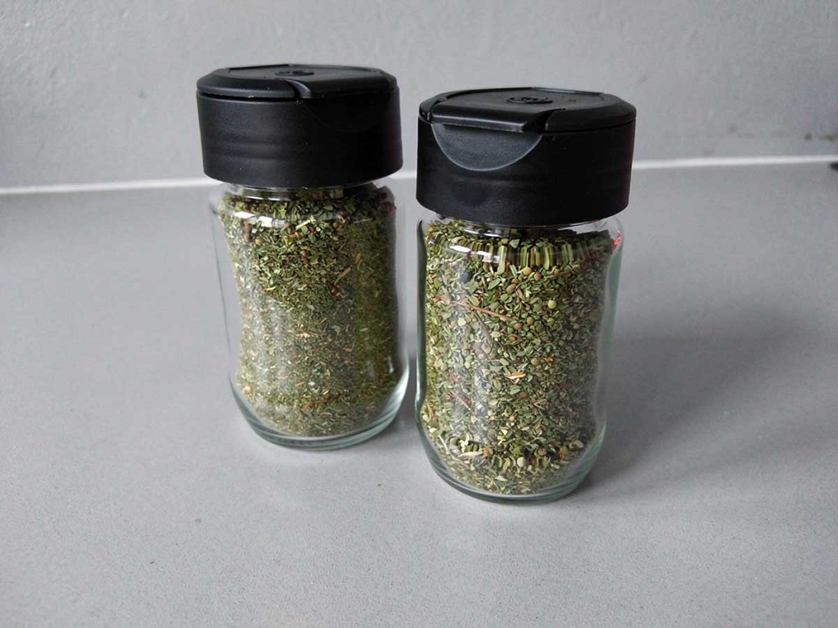 2 kruidenpotjes met zelfgemaakte Griekse kruiden.