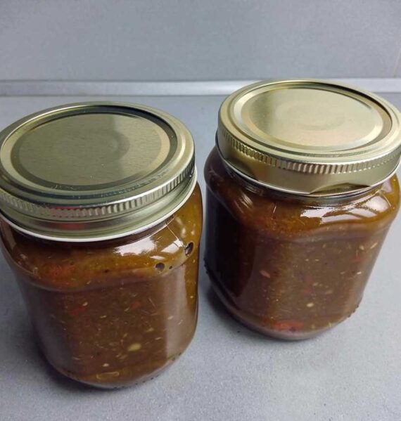 2 grote jampotten me groene tomatenchutney.