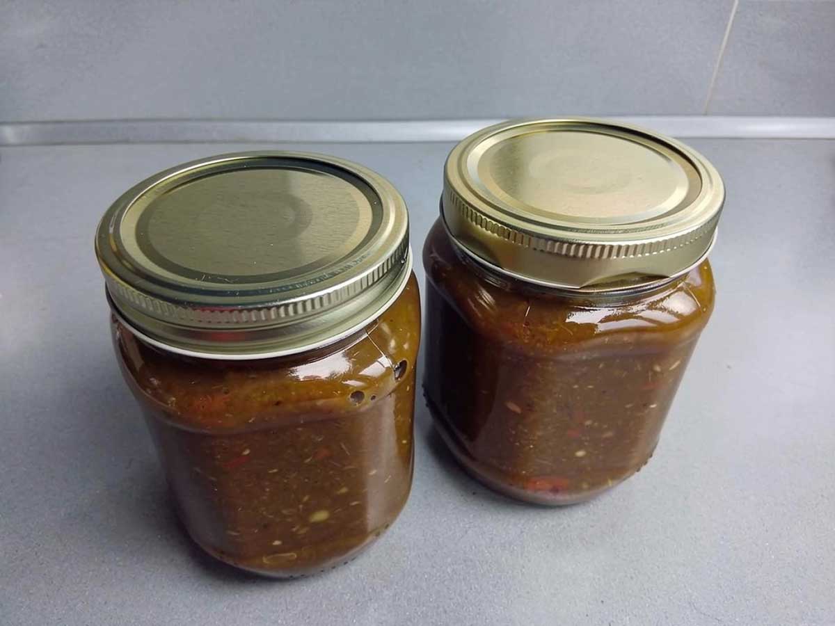 2 grote jampotten me groene tomatenchutney.