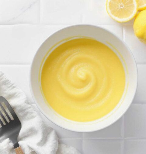 Een wit schaaltje met zelfgemaalt lemoncurd.