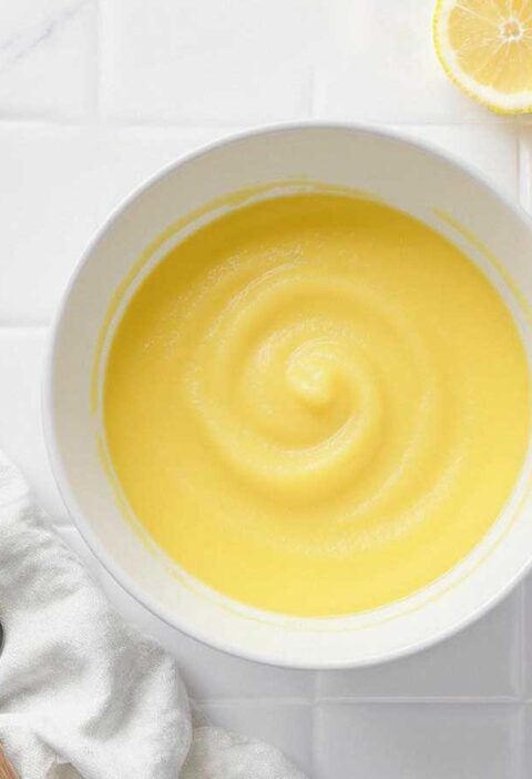 Een wit schaaltje met zelfgemaalt lemoncurd.