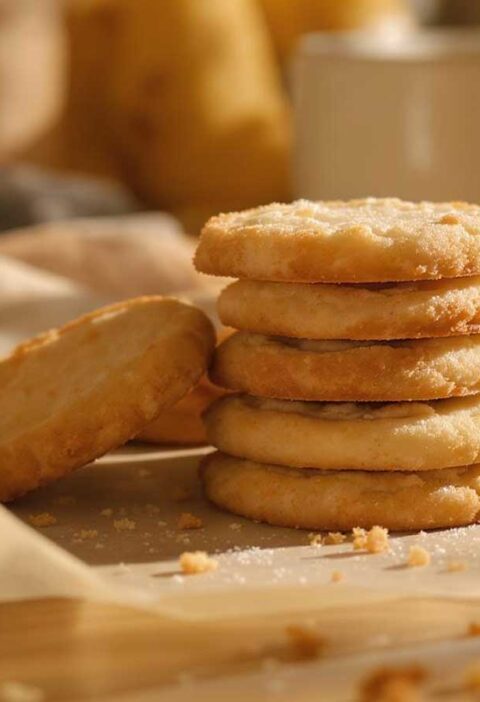 Een stapel zandkoekjes die net gebakken zijn.