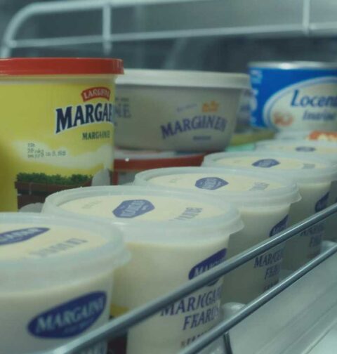 Een koelkast vol met verschillende soorten margarine.