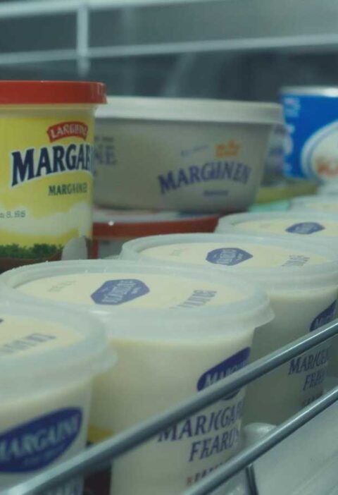 Een koelkast vol met verschillende soorten margarine.