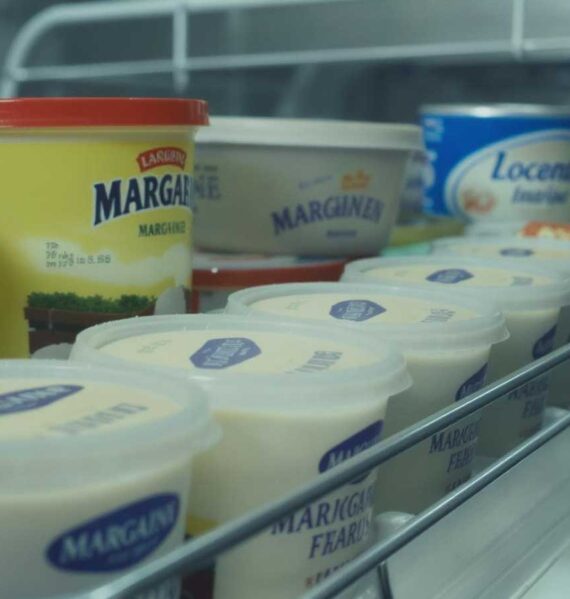 Een koelkast vol met verschillende soorten margarine.