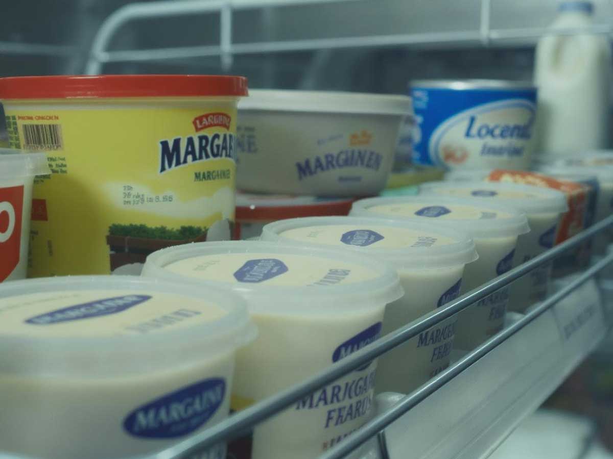 Een koelkast vol met verschillende soorten margarine.
