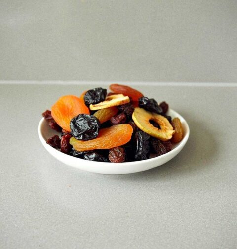 Een schaaltje met allerlei soorten gedroogd fruit.
