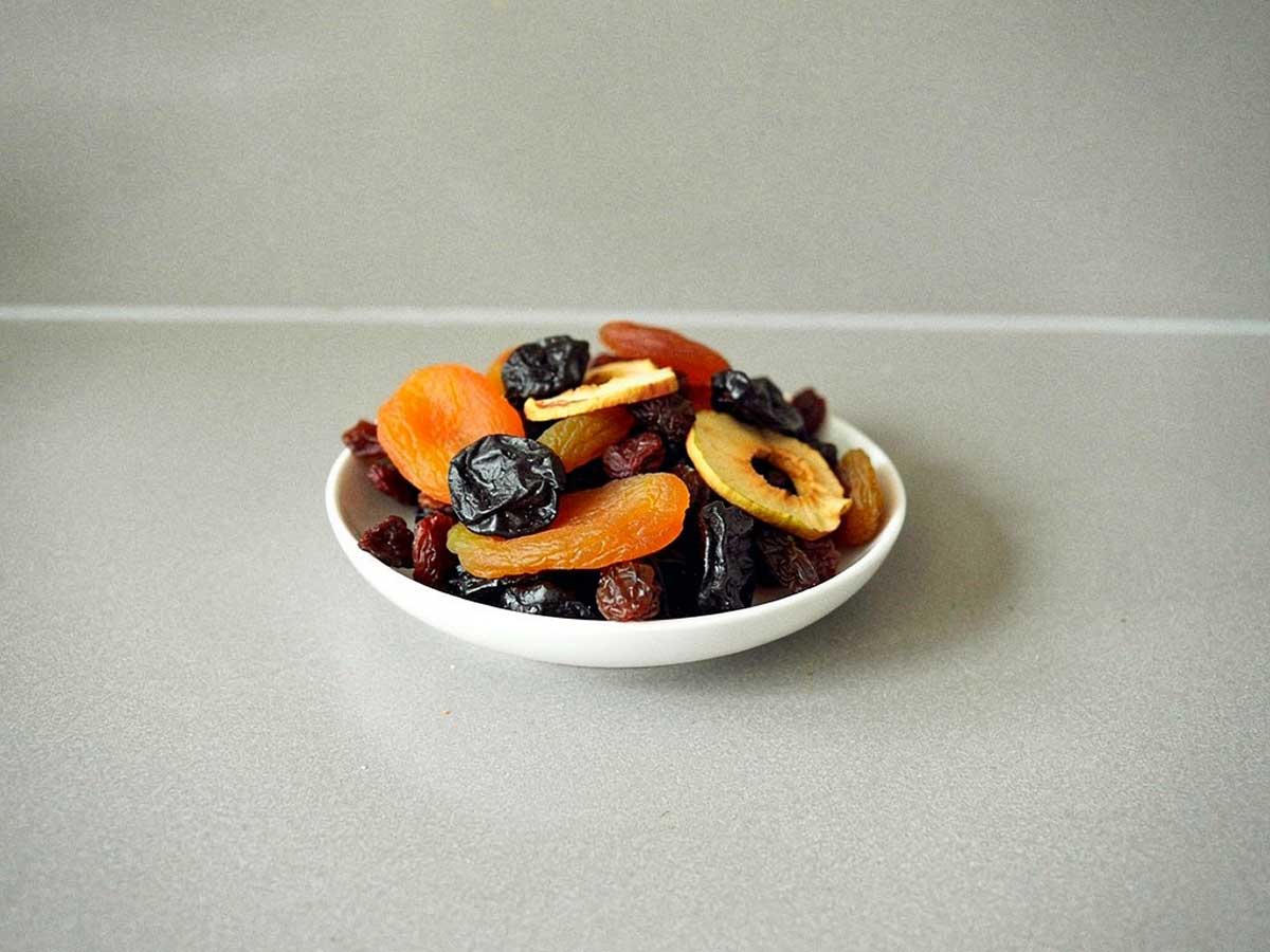 Een schaaltje met allerlei soorten gedroogd fruit.