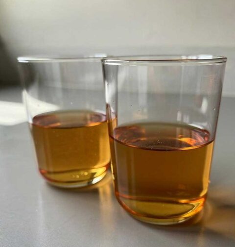 2 glazen die gedeeltelijk gevuld zijn met zelfgemaakt honingwater.
