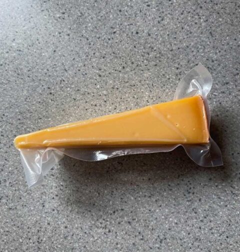 Een stuk gevacumeerde Edammer kaas.