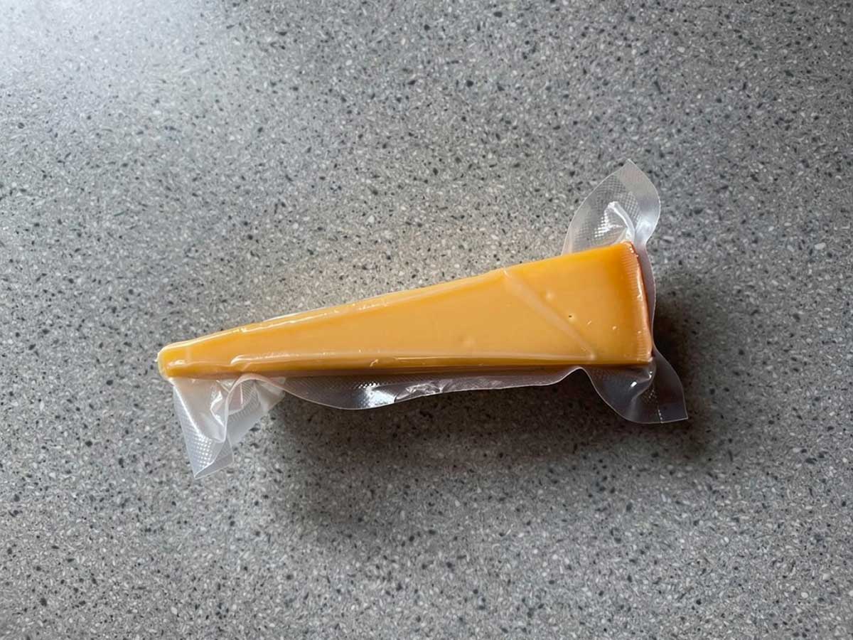 Een stuk gevacumeerde Edammer kaas.
