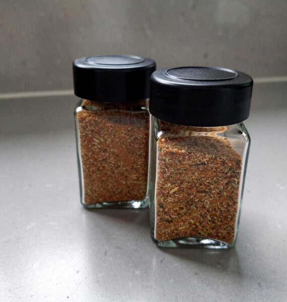 2 kruidenpotjes met daarin zelfgemaakte kipkruidenmix.