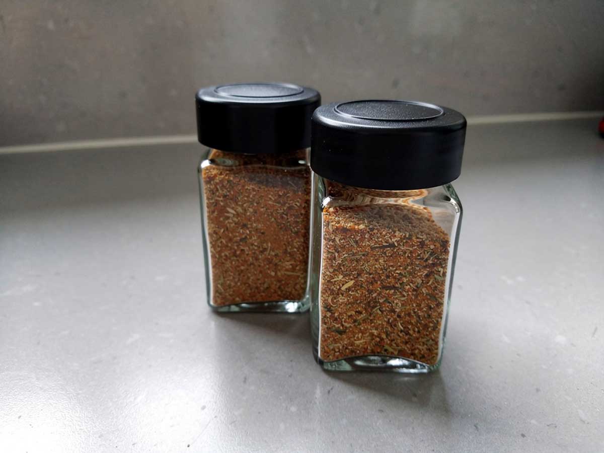 2 kruidenpotjes met daarin zelfgemaakte kipkruidenmix.