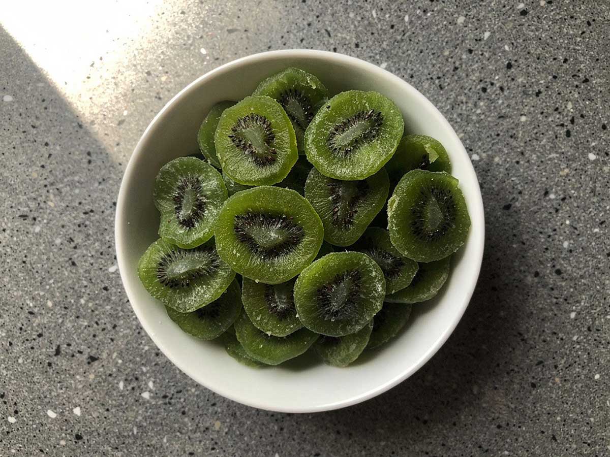 Een schaaltje met gekonfijte kiwidie nog wel even iets beter gedroogd moet worden.