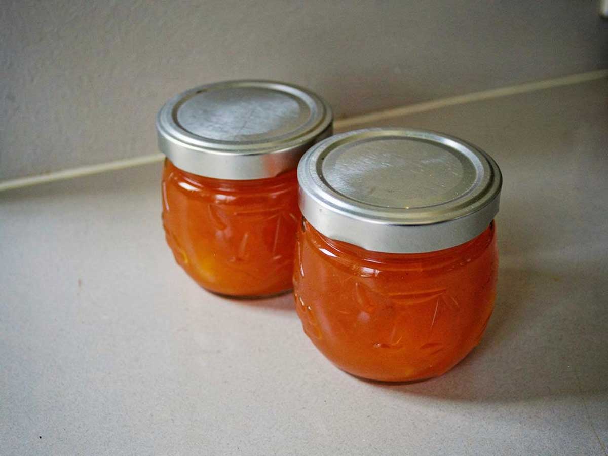 Twee jampotten vol met zelfgemaakte kumquatmarmelade.