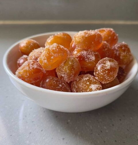 Een klein schaaltje met gekonfitje kumquats, van eigen boom.