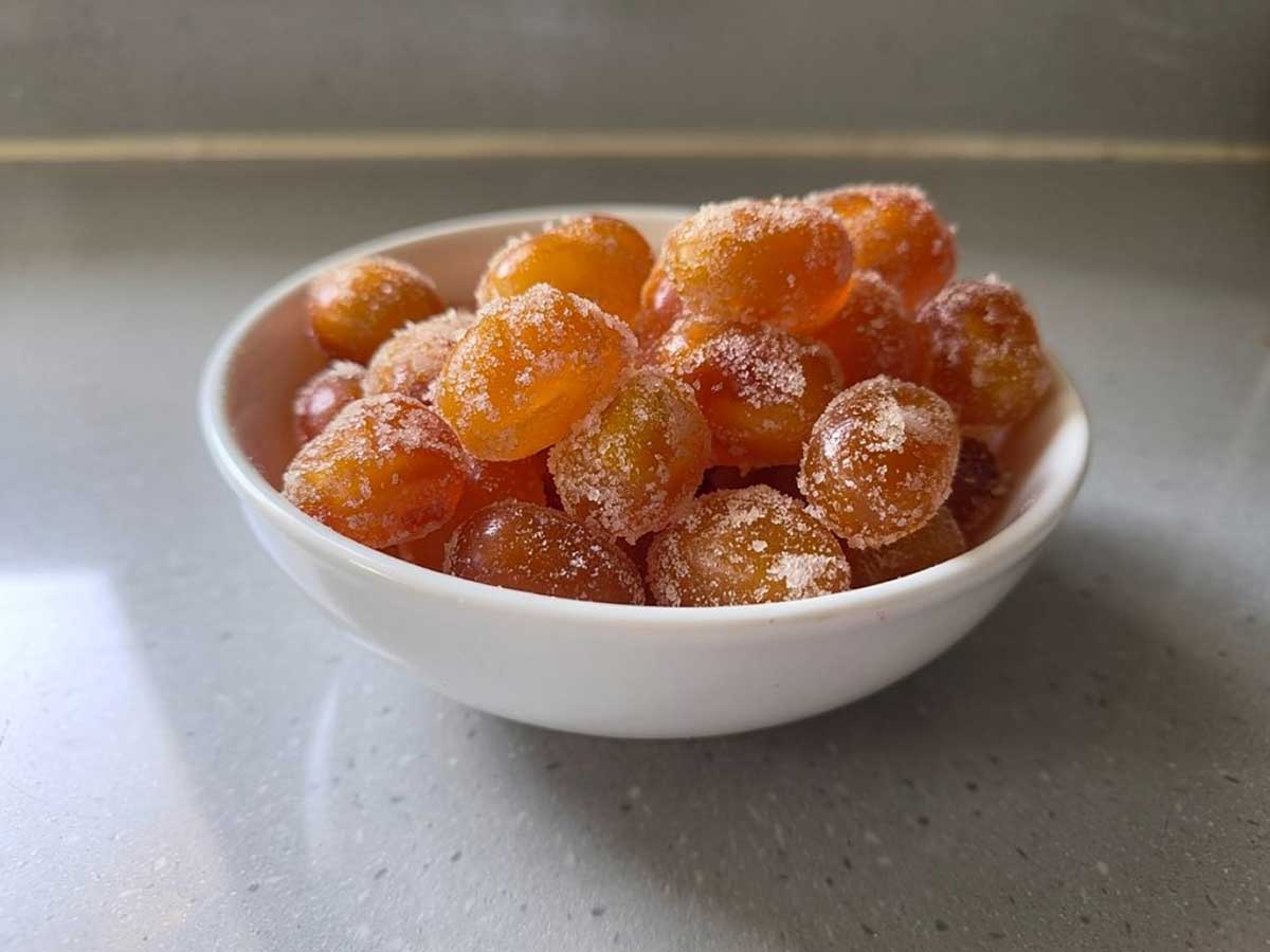 Een klein schaaltje met gekonfitje kumquats, van eigen boom.