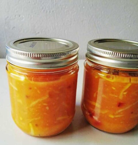 2 jampotten gevuld met zelfgemaakte mango chutney.