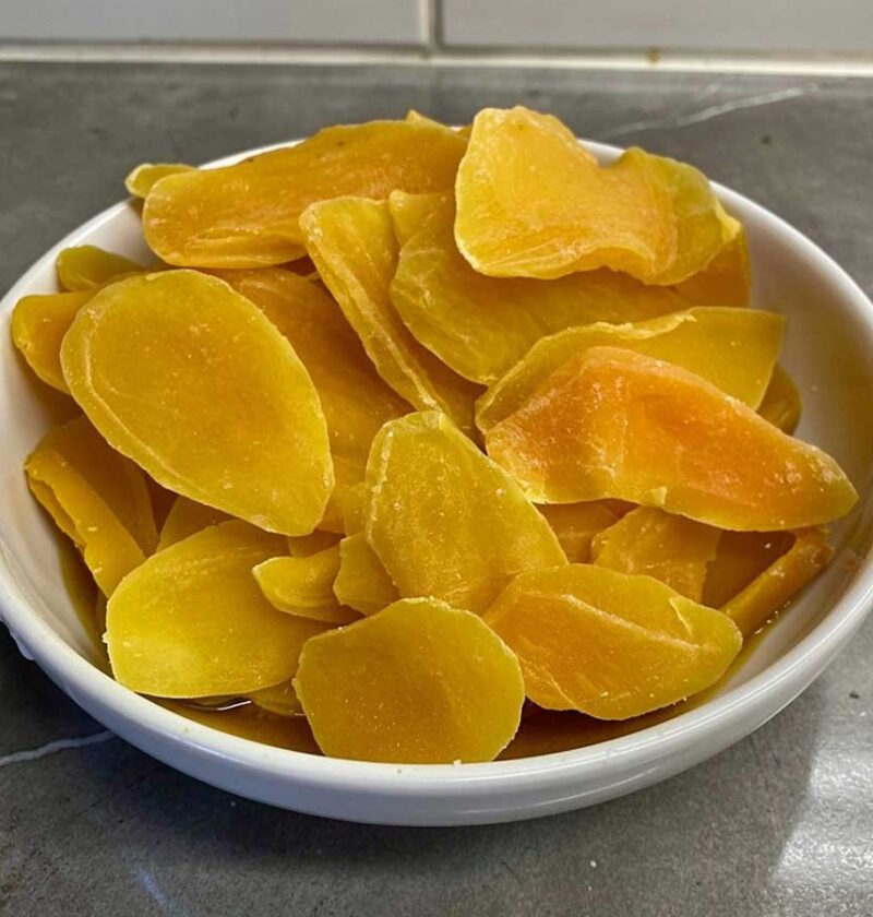 Een schaaltje met daarin gekonfijte mango.