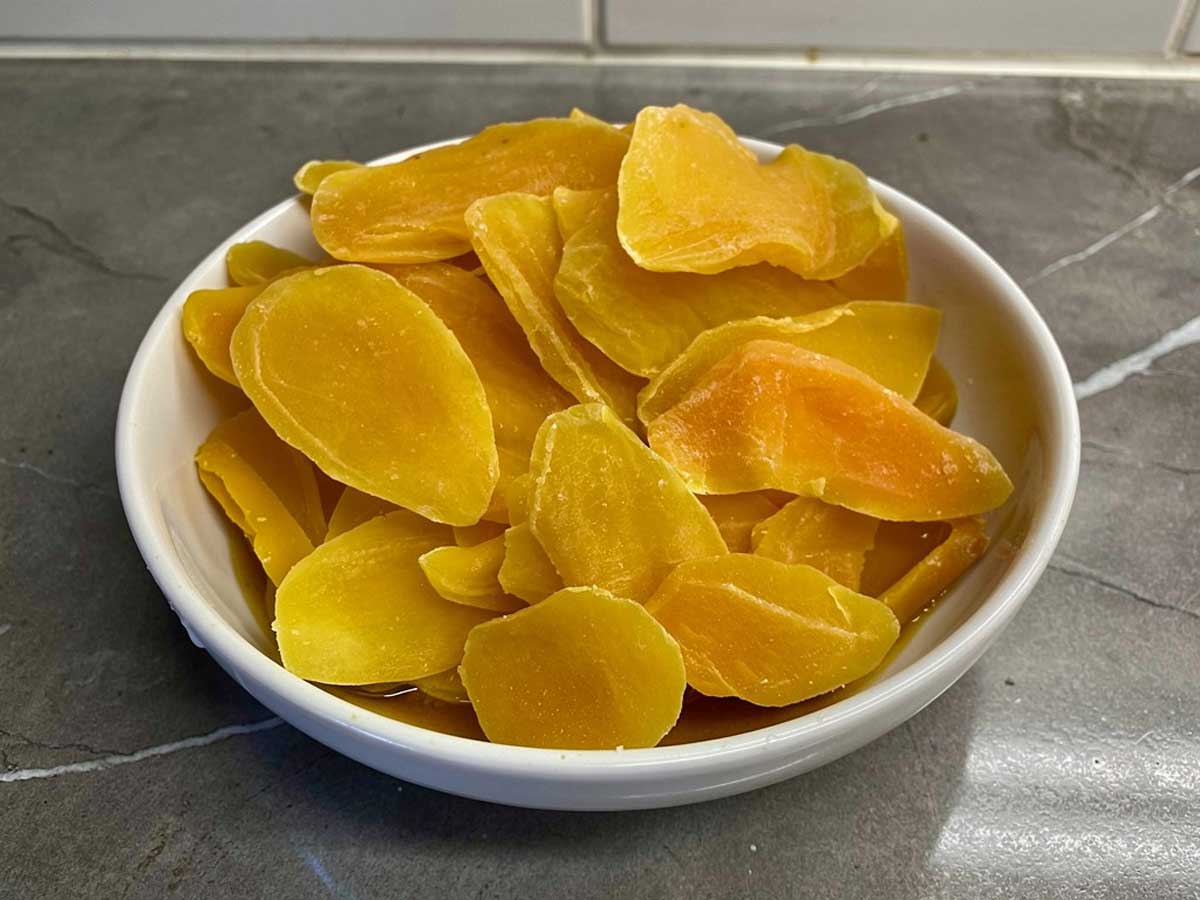 Een schaaltje met daarin gekonfijte mango.