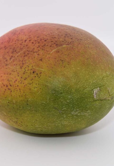 Een closeup van een rijpe mango.