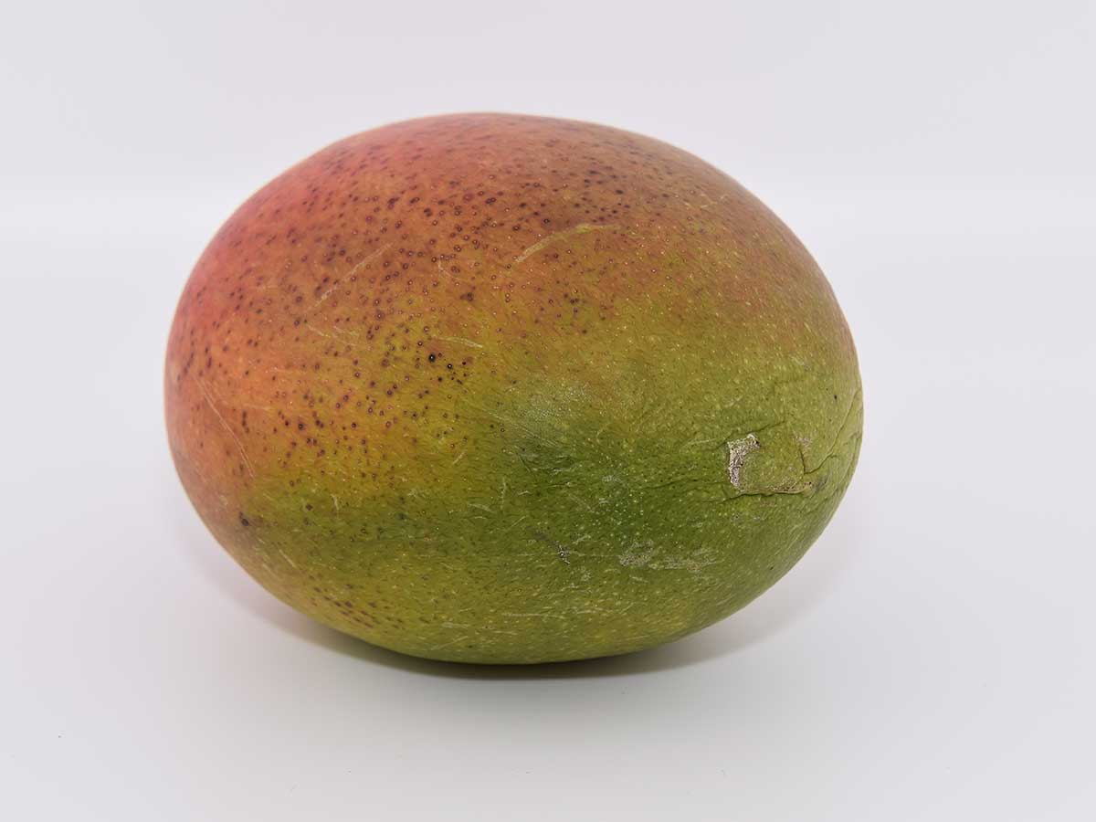 Een closeup van een rijpe mango.