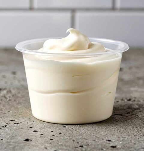 Een klein bakjes met mayonaise om te bewaren.