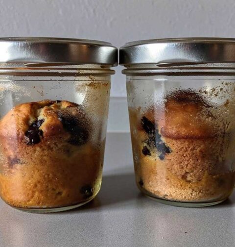 2 weckpotten met daarin een hele geweckte muffin.