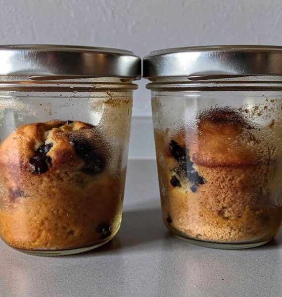 2 weckpotten met daarin een hele geweckte muffin.