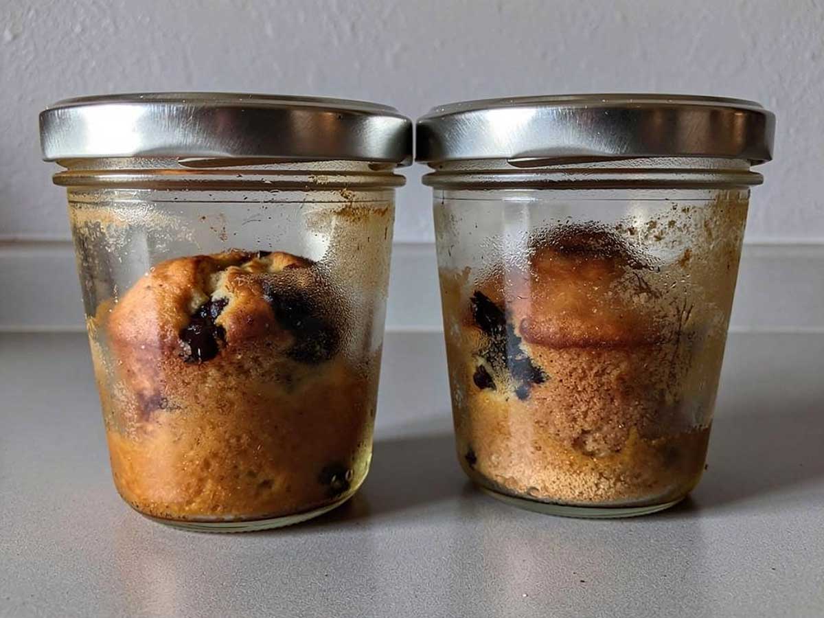 2 weckpotten met daarin een hele geweckte muffin.