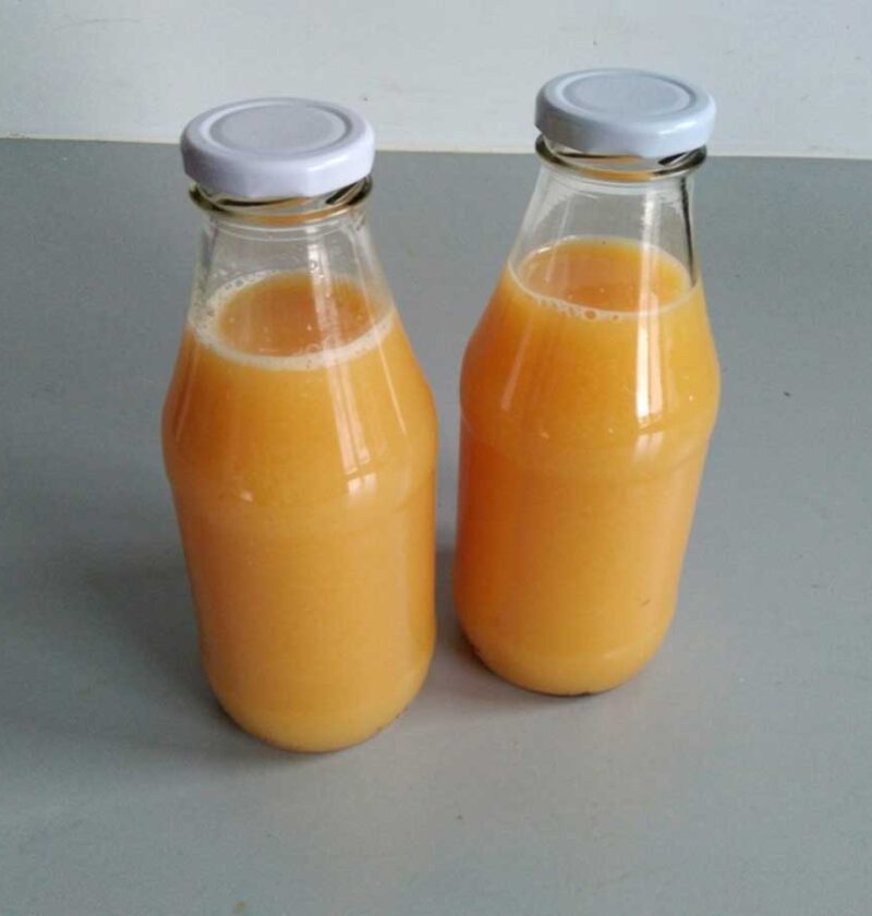 2 flessen nectarinesap, waaraan geen suikers zijn toegevoegd.