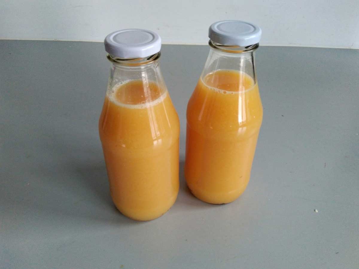 2 flessen nectarinesap, waaraan geen suikers zijn toegevoegd.
