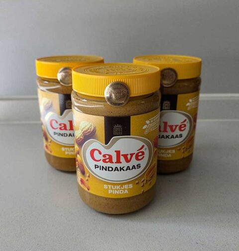 3 potten pindakaas, van het lekkerste merk, die bewaard worden.