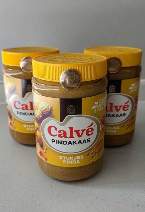 3 potten pindakaas, van het lekkerste merk, die bewaard worden.
