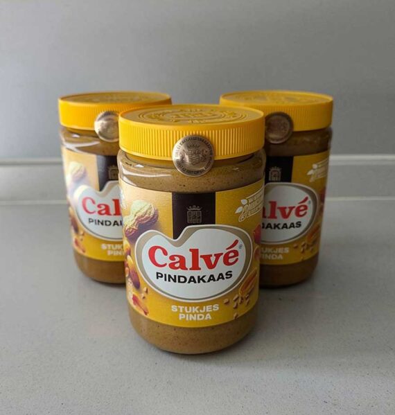 3 potten pindakaas, van het lekkerste merk, die bewaard worden.