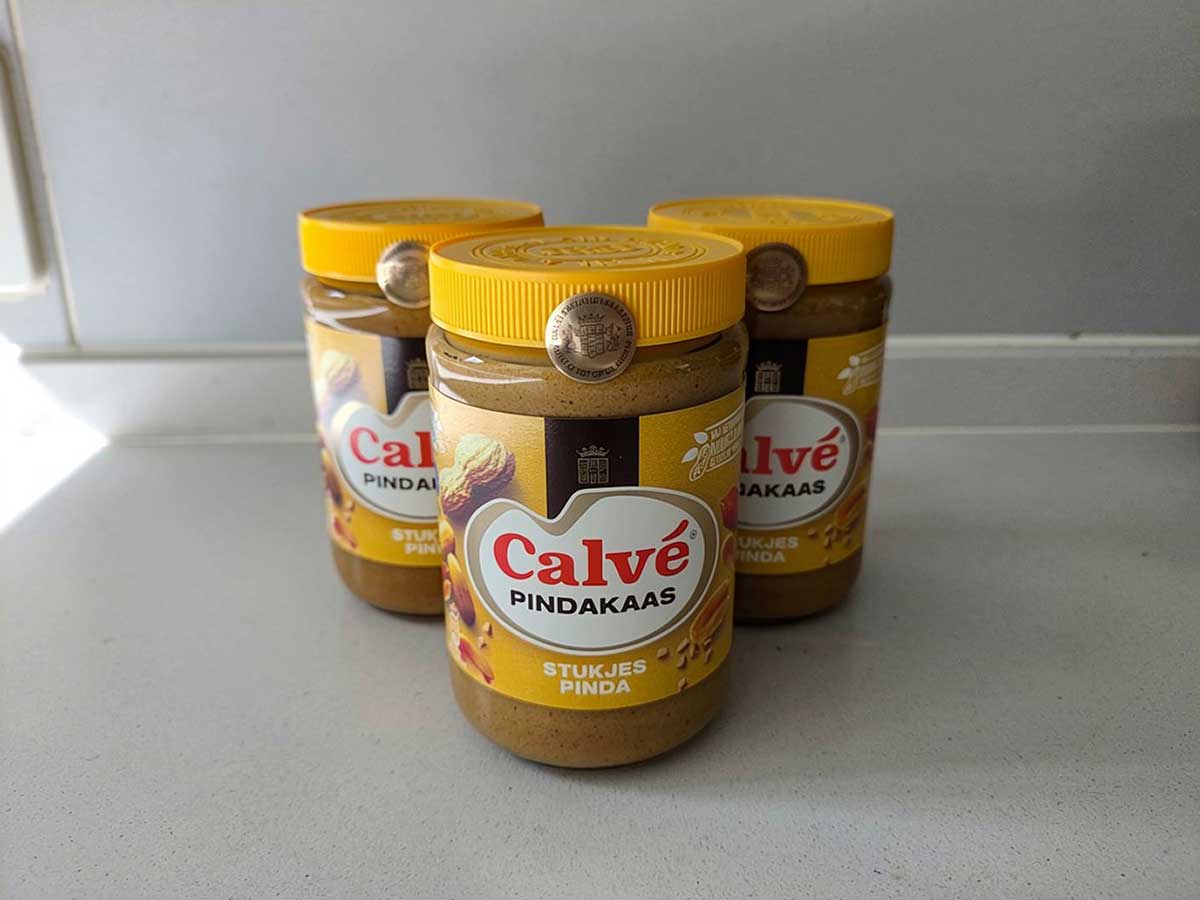 3 potten pindakaas, van het lekkerste merk, die bewaard worden.