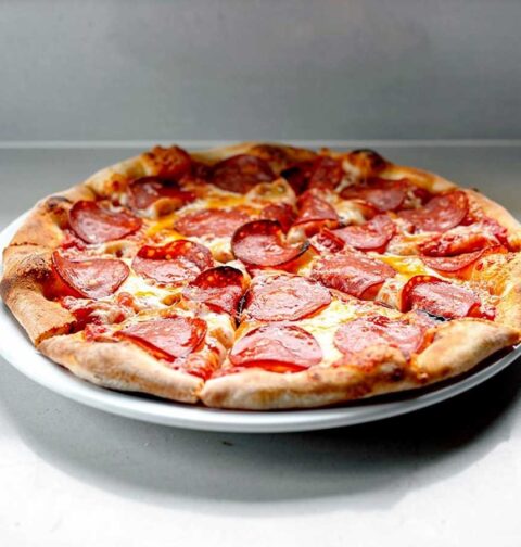 een in stukken gesneden pizza, wat makkelijker is om het in te vriezen.