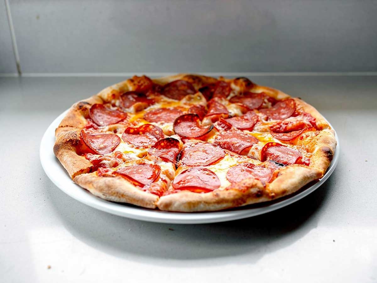 een in stukken gesneden pizza, wat makkelijker is om het in te vriezen.