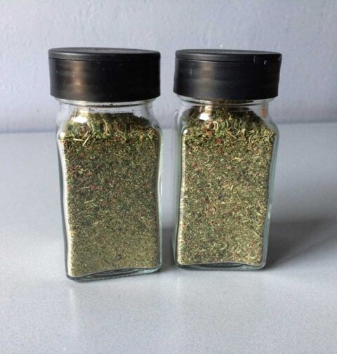 2 kruidenpotjes met zelfgemaakte pizzakruidenmix.