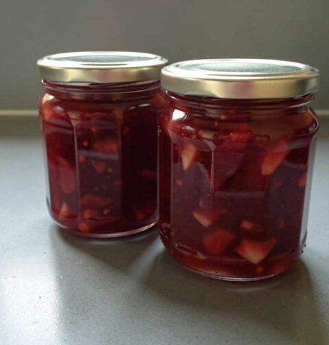 2 jampotten met zelfgemaakte pruimenchutney.