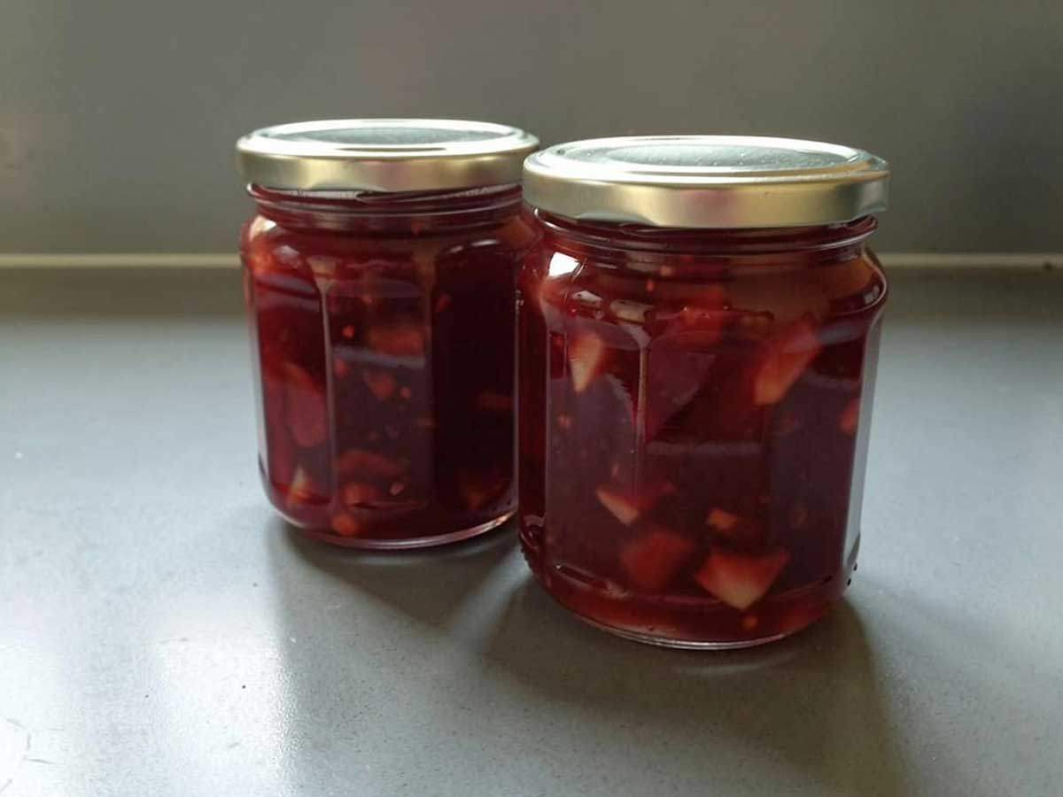 2 jampotten met zelfgemaakte pruimenchutney.