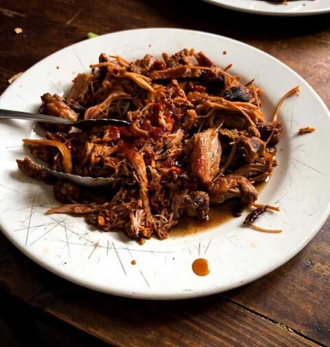 Een bordje met overgebleven pulled pork.