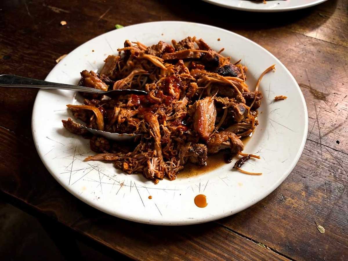 Een bordje met overgebleven pulled pork.