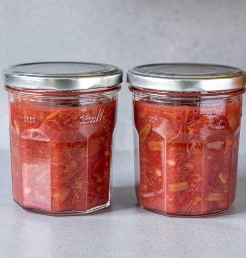2 grote potten met geweckte rabarbercompote.