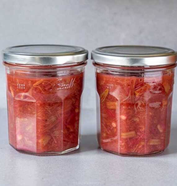 2 grote potten met geweckte rabarbercompote.