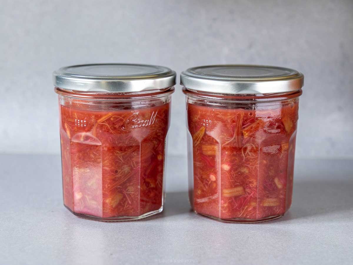 2 grote potten met geweckte rabarbercompote.
