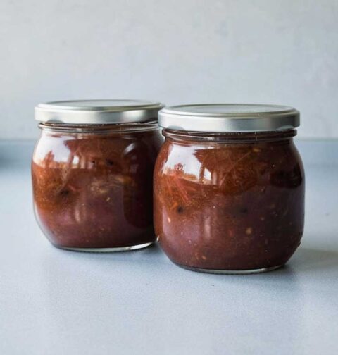 2 Jampotten met zelfgemaakte rababerchutney.