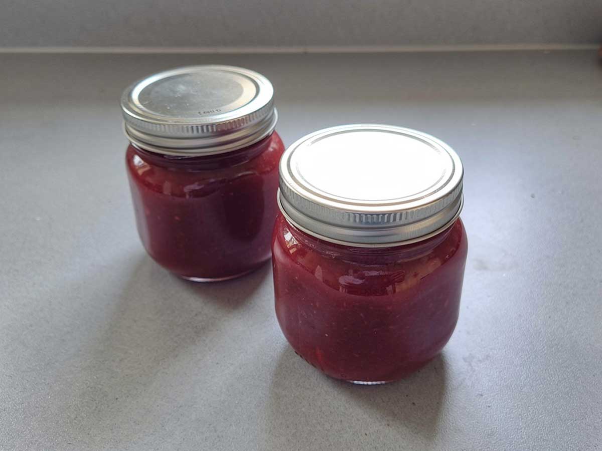 2 jampotten met daarin zelf gemaakte rode kruissenjam.
