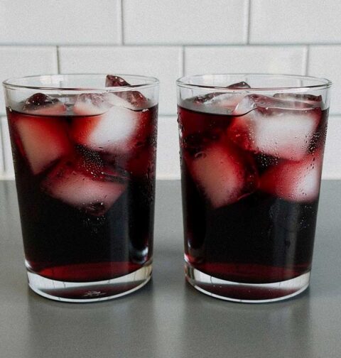 2 grote glazen met zelfgemaakte sangria.